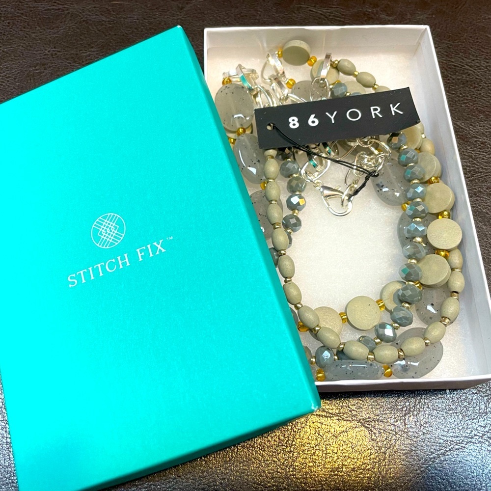 86 York Dezzi Beaded Statement Necklace. Green. New in box.